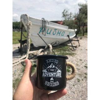 Емальована чашка з принтом "The adventure begins" чорна, 400 мл