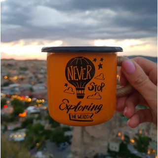 Емальована чашка з принтом "Never stop exploring the world" жовта, 400 мл